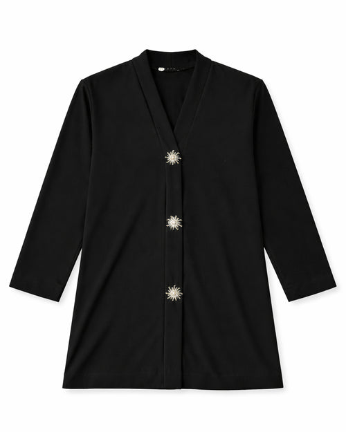 tunique élégance noir vue de face sur fond neutre avec boutons décoratifs