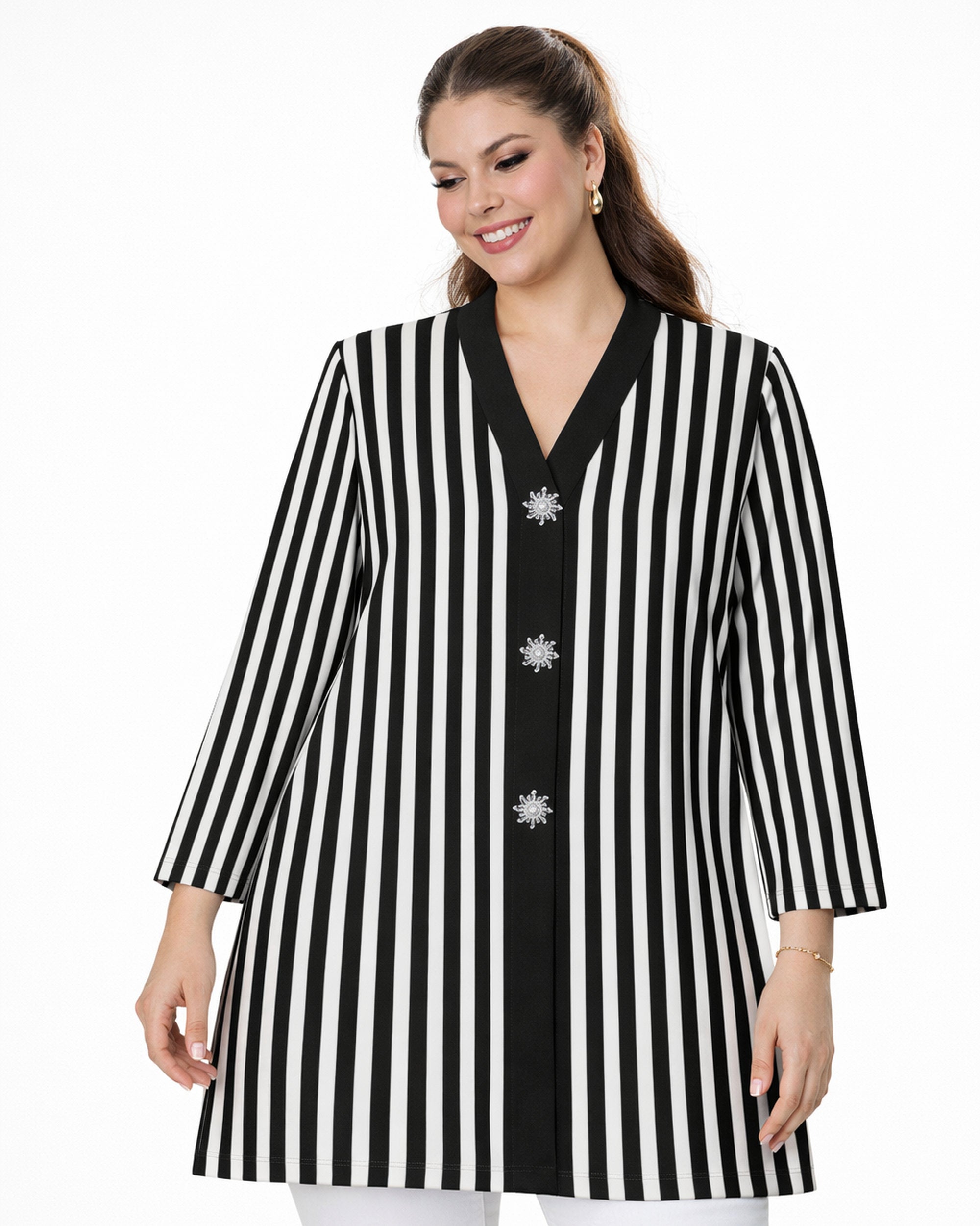 tunique élégance rayé noir blanc portée de face avec rayures verticales