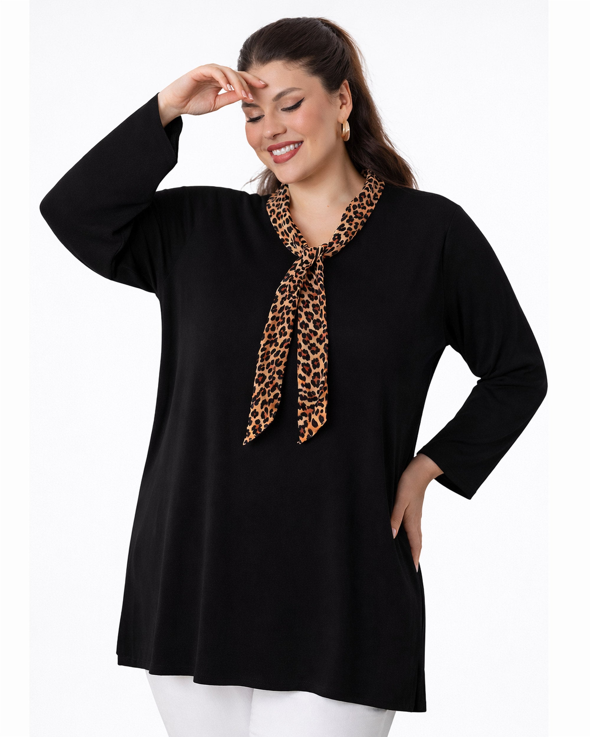 tunique savannah noir portée de face avec lien léopard noué au col et manches longues
