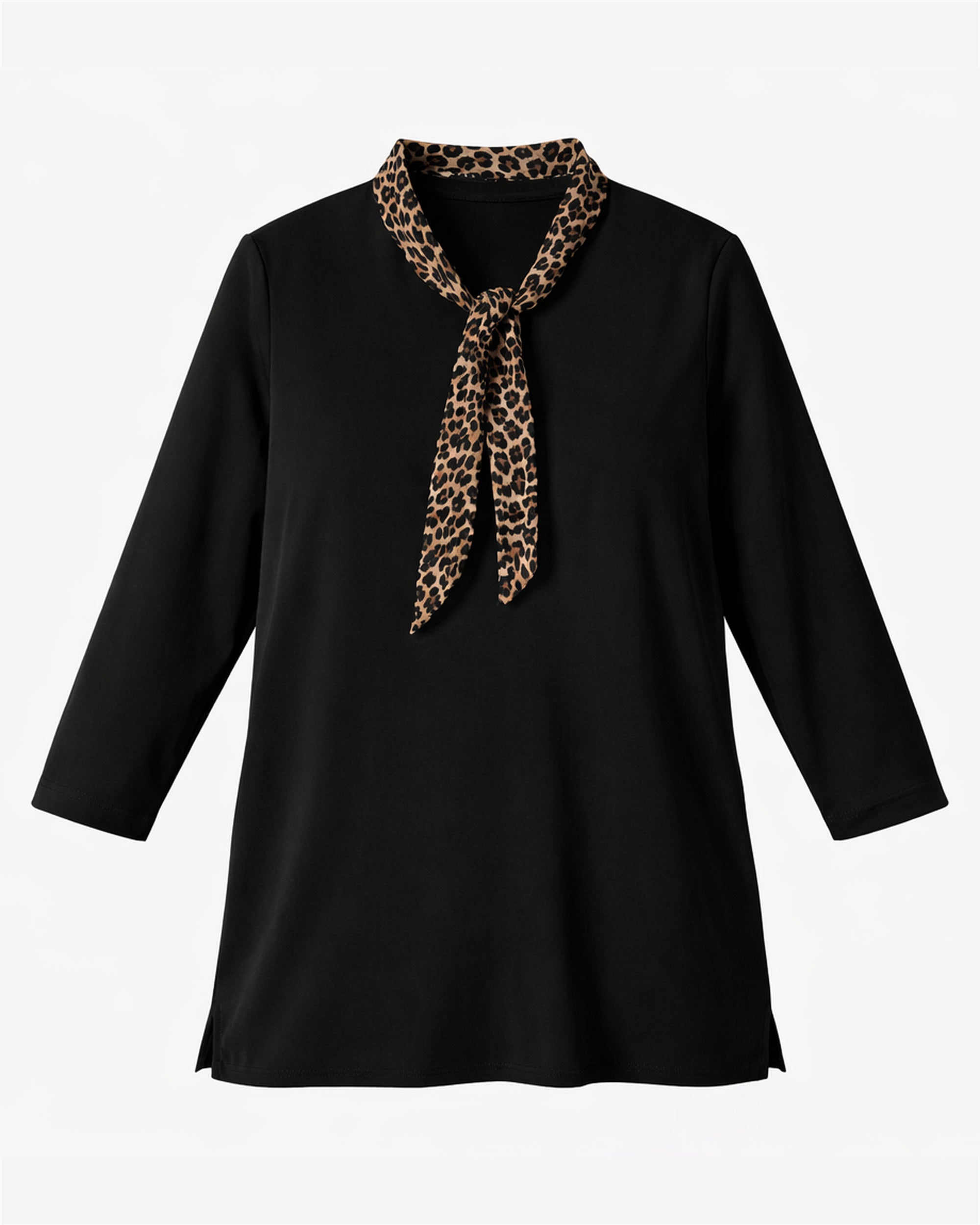 tunique savannah noir vue de face sur fond neutre avec lien imprimé léopard au col