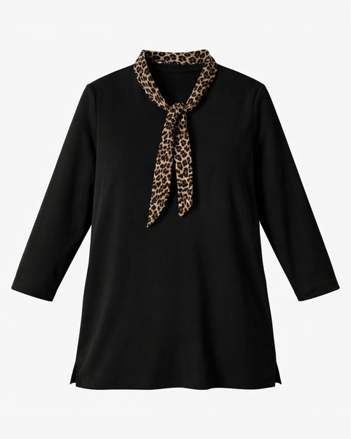 tunique savannah noir vue de face sur fond neutre avec lien imprimé léopard au col