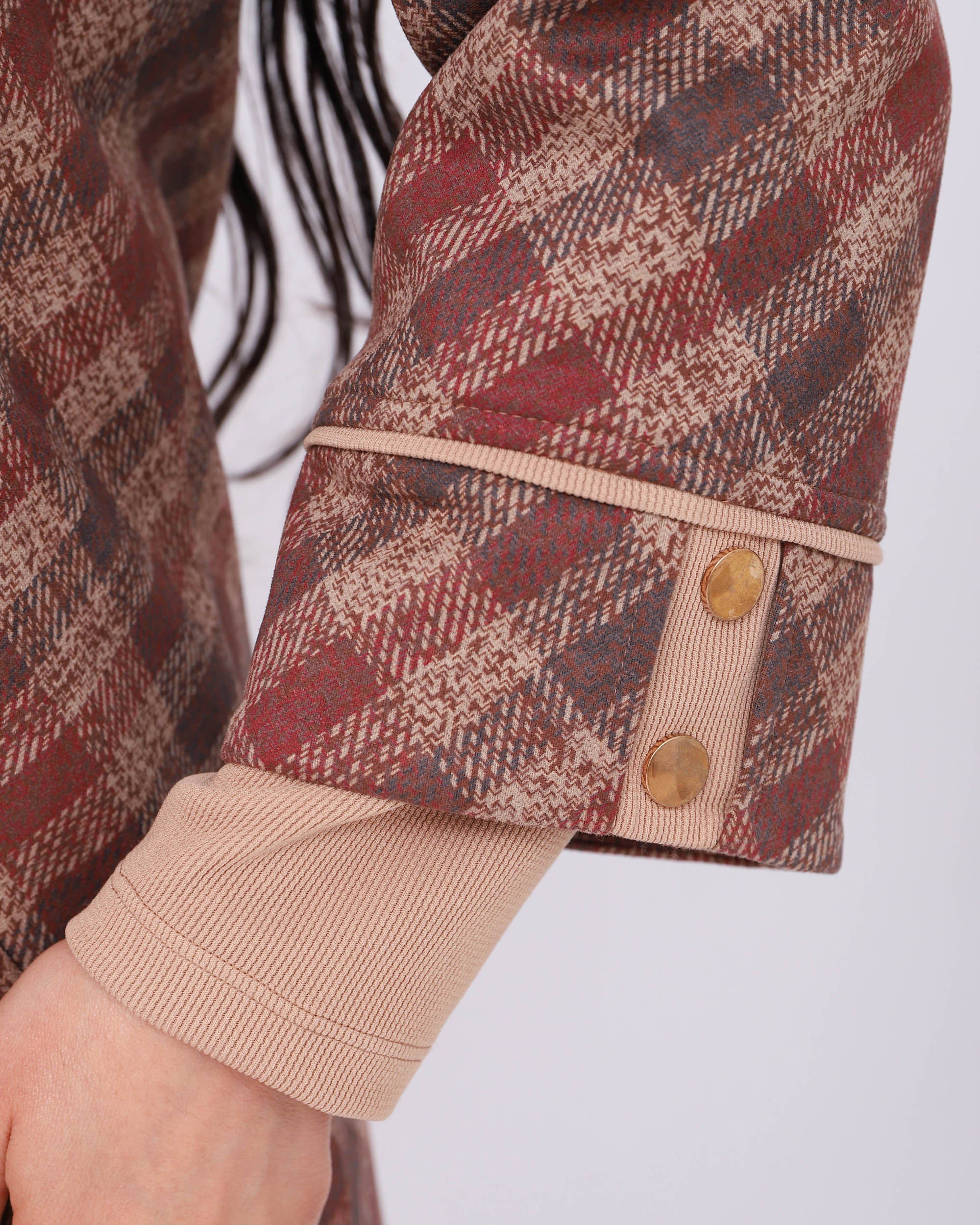 gros plan sur la manche rouge brique avec boutons