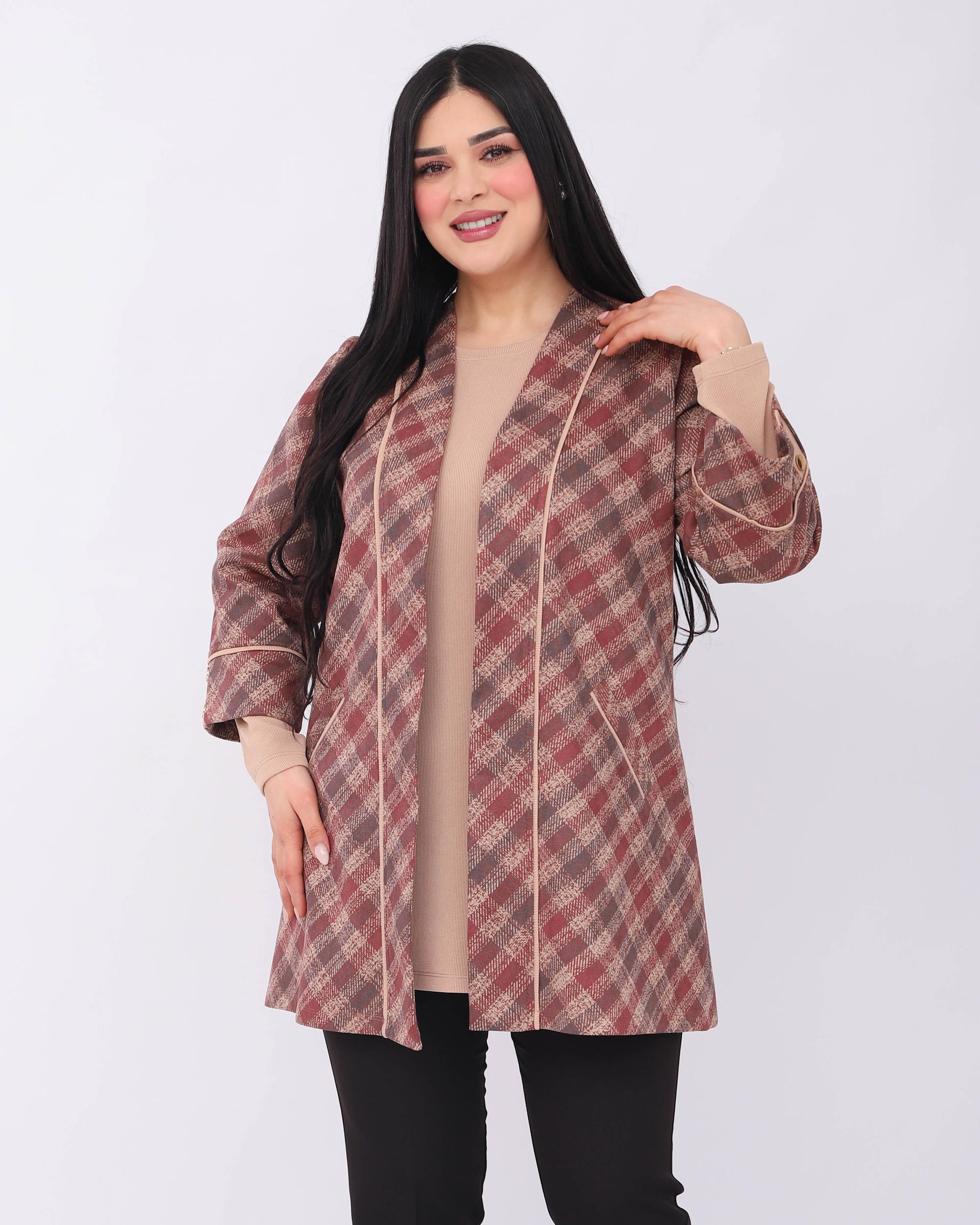 twinset élise rouge brique porté avec une main relevée près de l'épaule